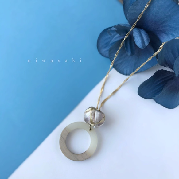 ちいさな加賀ゆびぬき◇絹糸とウッドフープのネックレス ＜シャンパンゴールド＞ 4枚目の画像