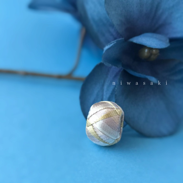 ちいさな加賀ゆびぬき◇絹糸とウッドフープのネックレス ＜シャンパンゴールド＞ 5枚目の画像