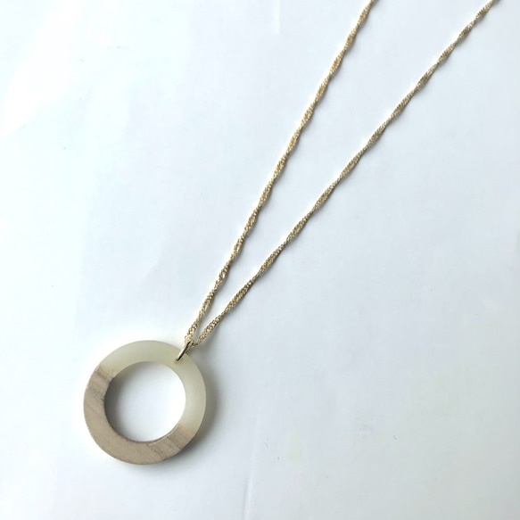 ちいさな加賀ゆびぬき◇絹糸とウッドフープのネックレス ＜シャンパンゴールド＞ 7枚目の画像