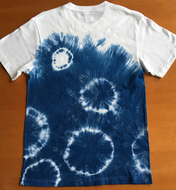 藍染 絞り 手染めTシャツ 5.6oz Mサイズ no.7  オリジナル 海月 ドット ユニセックス カジュアル ギフト 2枚目の画像