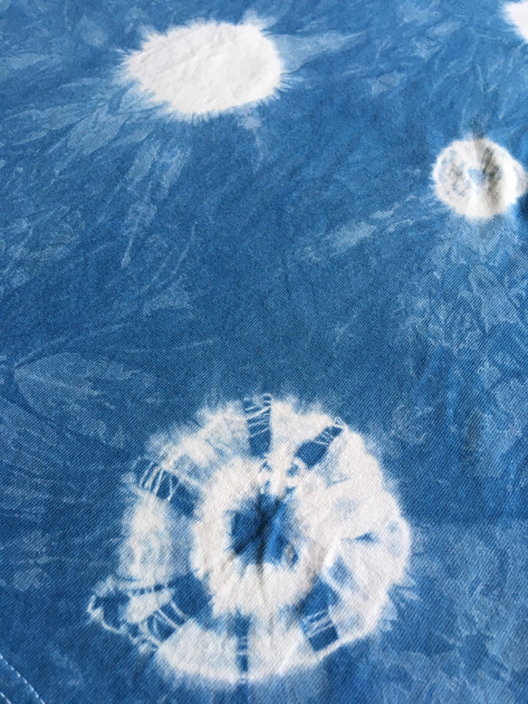 Tシャツ L水玉 藍染 絞り手染め no.10 オリジナル ドット柄 ユニセックス カジュアル ギフト夏　藍色　父の日 3枚目の画像