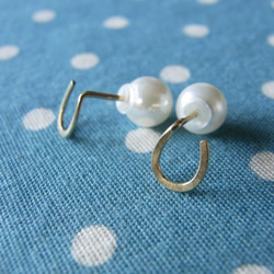 PBP-085　14kgf wire pierced earrings(horse shoe + pearl) 1枚目の画像