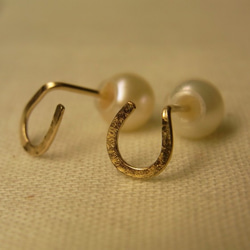 PBP-085　14kgf wire pierced earrings(horse shoe + pearl) 2枚目の画像