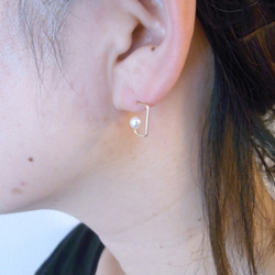 PBP-137　14kgf wire pierced earrings (rectangle+pearl) 3枚目の画像