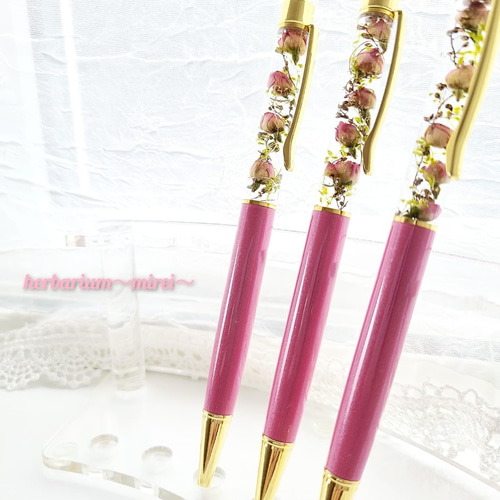 世界一小さいバラ、リトルウッズを使用した大人可愛いハーバリウム  