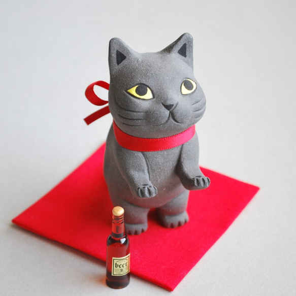 瓶ビールを持った猫(黒猫)【受注制作】ご注文前には必ずメッセージで納期をお確かめください 2枚目の画像