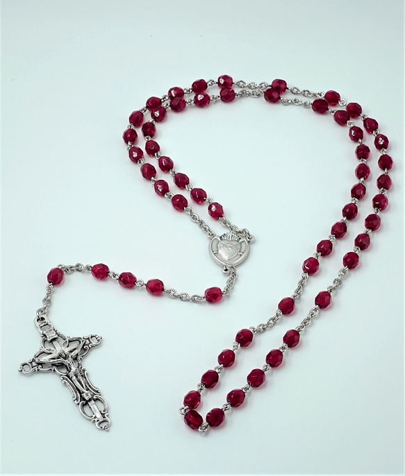 【再販】チェコビーズ(レッド)と透かし十字架のロザリオ 2枚目の画像