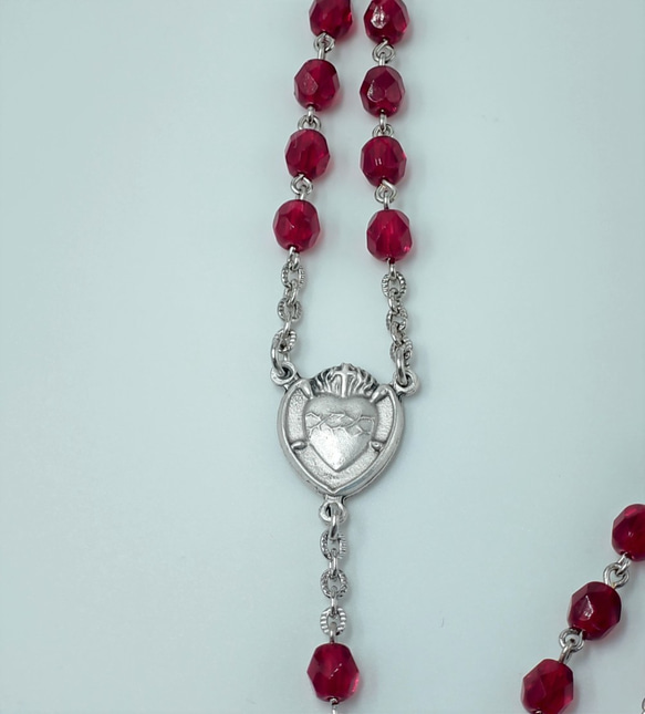 【再販】チェコビーズ(レッド)と透かし十字架のロザリオ 4枚目の画像