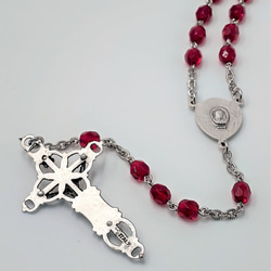 【再販】チェコビーズ(レッド)と透かし十字架のロザリオ 5枚目の画像