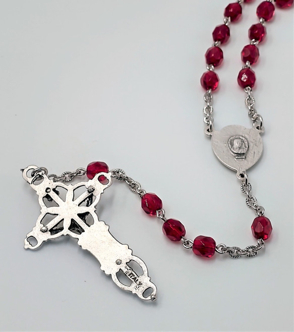 【再販】チェコビーズ(レッド)と透かし十字架のロザリオ 5枚目の画像