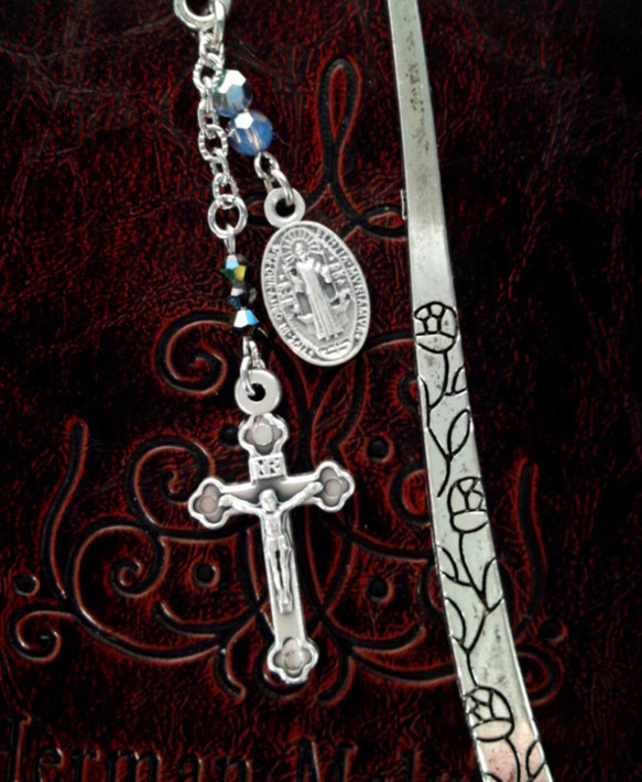 《再販》ブックマーカー『聖ベネディクトのメダイと十字架』(スワロフスキークリスタル、イタリア製メダイと十字架付き) 3枚目の画像