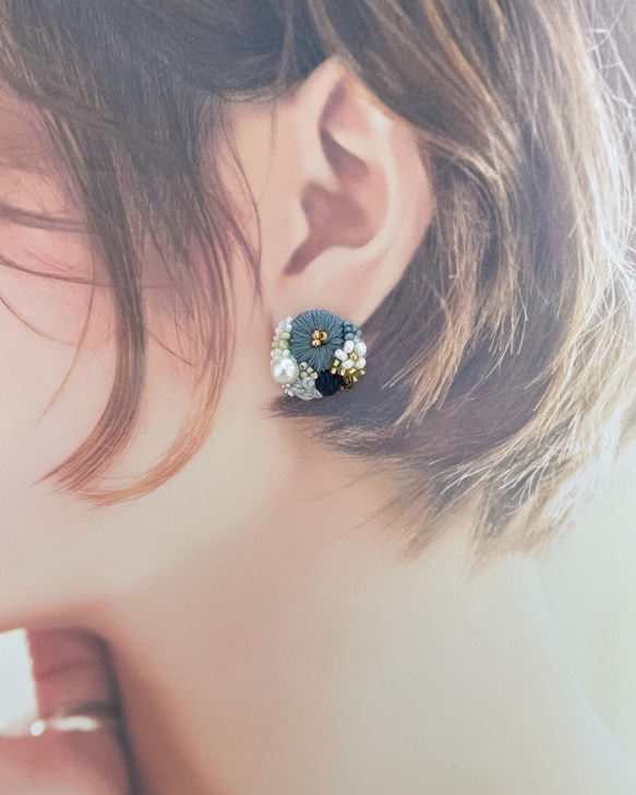 hanaaoi 刺繍　耳飾り　asymmetryくすみブルー 4枚目の画像