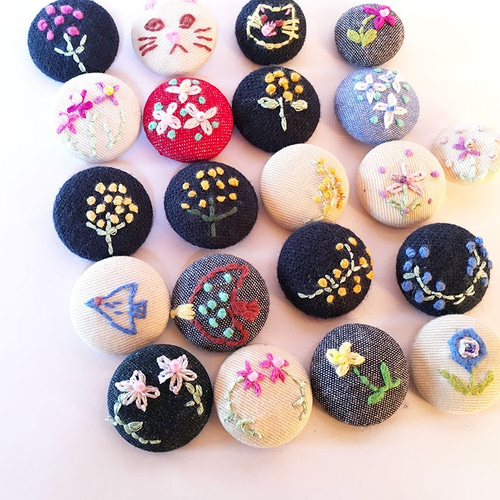 くるみボタン刺繍アート ブローチ mimoka 通販 9997575｜Creema