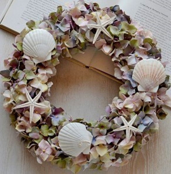 完成商品・全2色・30cm 貝殻と紫陽花ース（L30)　紫陽花のリース　玄関リース　ウェルカムリース　造花リース　 1枚目の画像