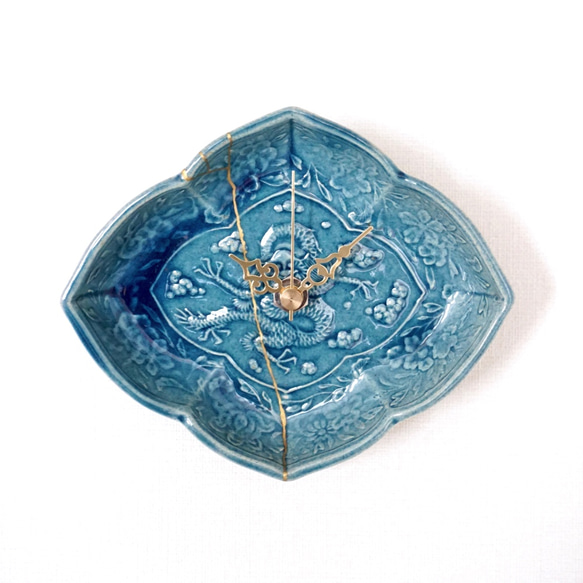 亀裂模様が映える赤緑黒の動きある皿。