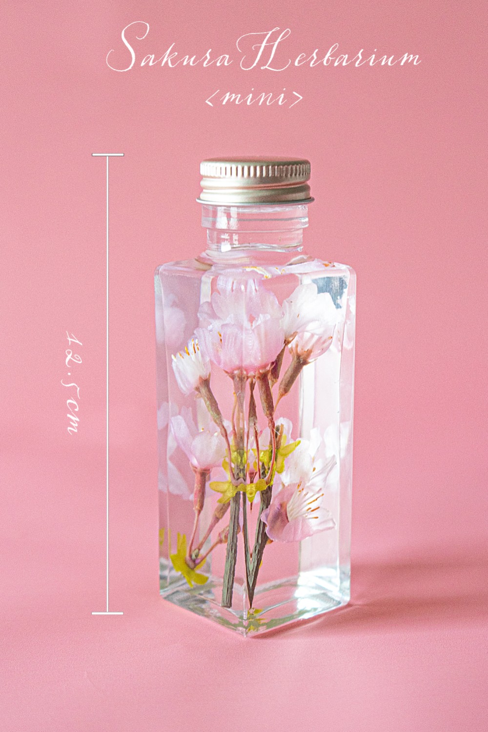 アーティフィシャルフラワーの桜が入ったハーバリウム テーブルに