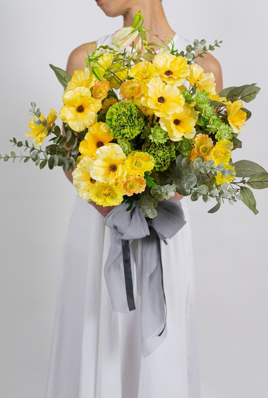 輝くイエローとグレーの遊び心のあるクラッチブーケ　ウエディング　前撮り　フォトウエディング　アーティフィシャル　造花 28,050円