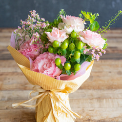 【１ヶ月香りが楽しめる】お香と花束のセット そのまま飾れる 季節のおまかせ花束ピンク系 季節のお香 セット H28cm 4枚目の画像