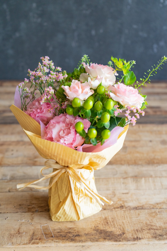 【１ヶ月香りが楽しめる】お香と花束のセット そのまま飾れる 季節のおまかせ花束ピンク系 季節のお香 セット H28cm 4枚目の画像