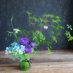 竹を器にしたアレンジメント 節句を楽しむ季節のお飾り 旬の生花を竹にアレンジメしてお届け 七夕 節句 1枚目の画像