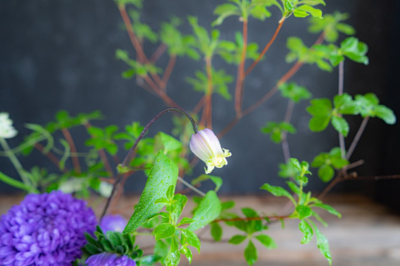 竹を器にしたアレンジメント 節句を楽しむ季節のお飾り 旬の生花を竹にアレンジメしてお届け 七夕 節句 2枚目の画像