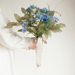 Natural-Gardenスカイブルーのクラッチブーケ  ナチュラル 造花　ウエディング　二次会　前撮り　素敵花嫁 2枚目の画像