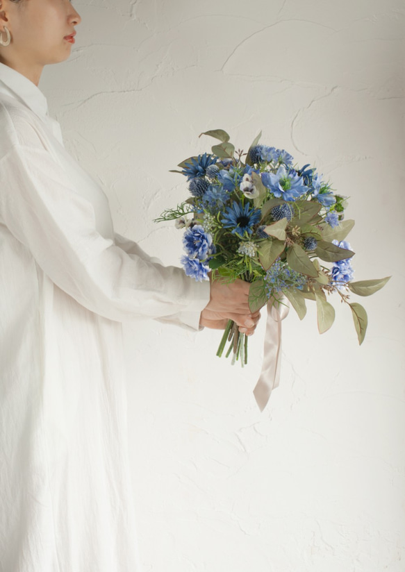 Natural-Gardenスカイブルーのクラッチブーケ  ナチュラル 造花　ウエディング　二次会　前撮り　素敵花嫁 3枚目の画像