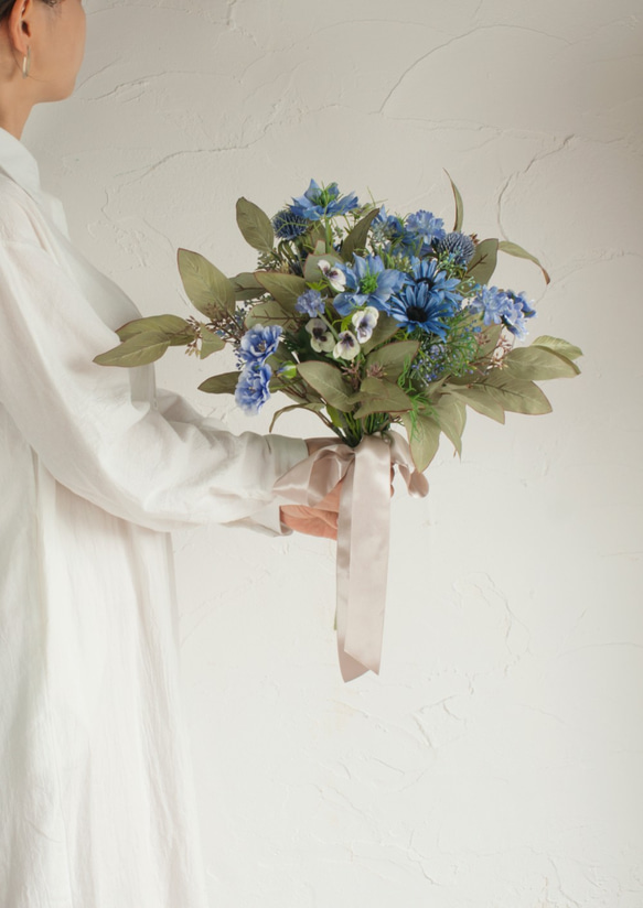 Natural-Gardenスカイブルーのクラッチブーケ  ナチュラル 造花　ウエディング　二次会　前撮り　素敵花嫁 4枚目の画像