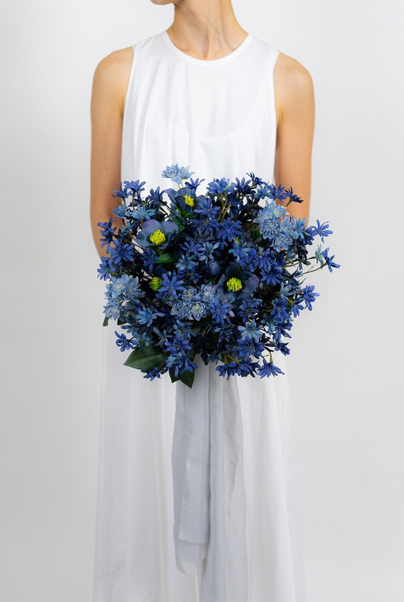 サムシングブルーのブーケ クラッチブーケ 青　造花　ウエディング　前撮り　二次会　海外風リボン付き　花嫁 1枚目の画像