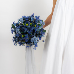 サムシングブルーのブーケ クラッチブーケ 青　造花　ウエディング　前撮り　二次会　海外風リボン付き　花嫁 2枚目の画像