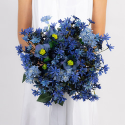 サムシングブルーのブーケ クラッチブーケ 青　造花　ウエディング　前撮り　二次会　海外風リボン付き　花嫁 4枚目の画像