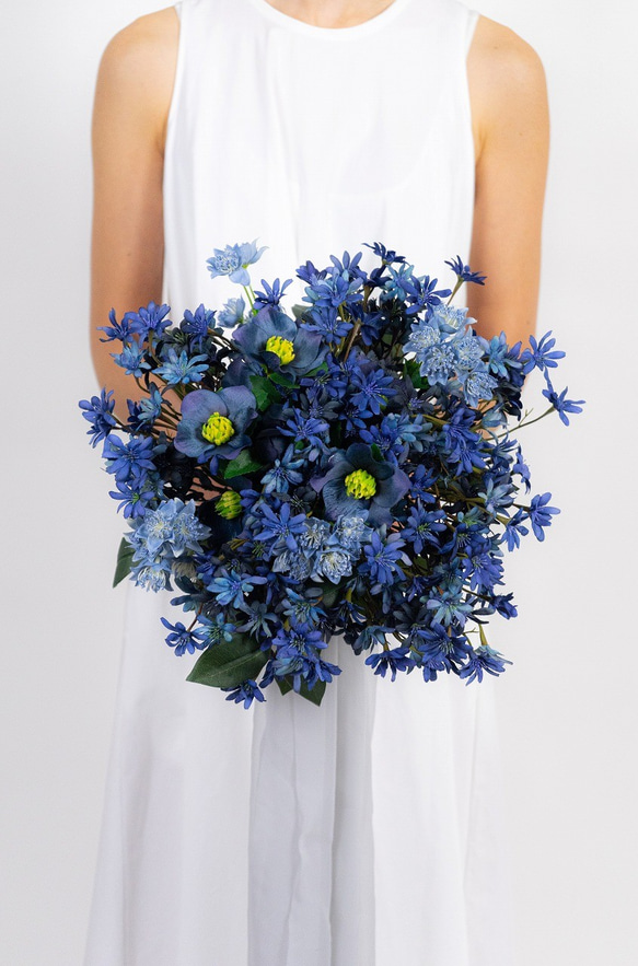 サムシングブルーのブーケ クラッチブーケ 青　造花　ウエディング　前撮り　二次会　海外風リボン付き　花嫁 4枚目の画像