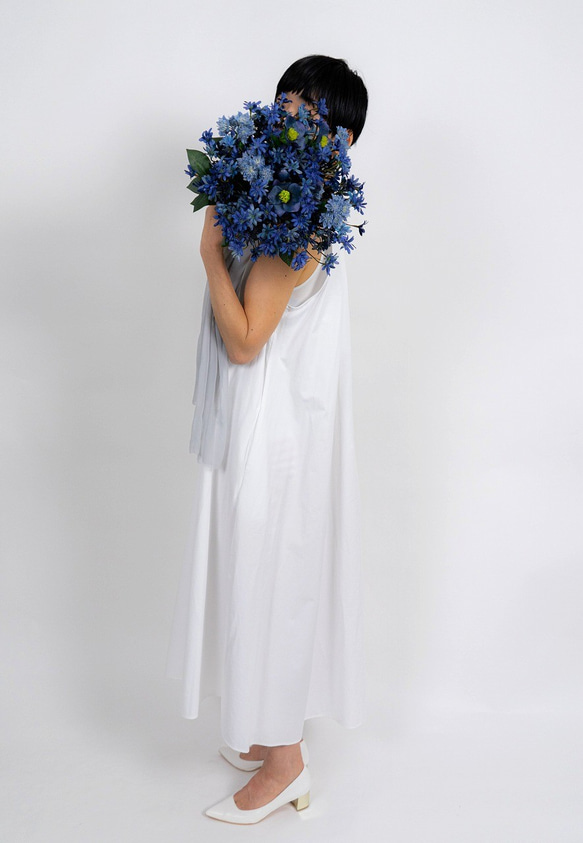 サムシングブルーのブーケ クラッチブーケ 青　造花　ウエディング　前撮り　二次会　海外風リボン付き　花嫁 3枚目の画像