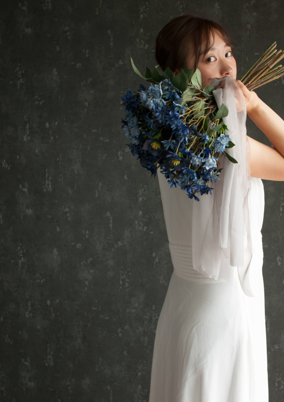 サムシングブルーのブーケ クラッチブーケ 青　造花　ウエディング　前撮り　二次会　海外風リボン付き　花嫁 7枚目の画像