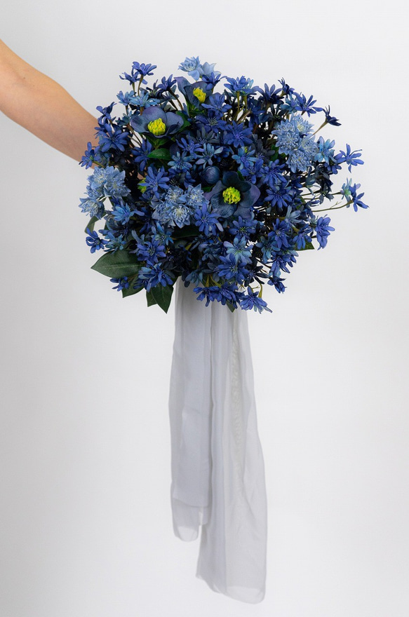 サムシングブルーのブーケ クラッチブーケ 青　造花　ウエディング　前撮り　二次会　海外風リボン付き　花嫁 6枚目の画像