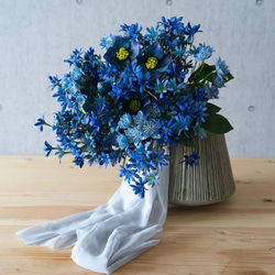 サムシングブルーのブーケ クラッチブーケ 青　造花　ウエディング　前撮り　二次会　海外風リボン付き　花嫁 9枚目の画像