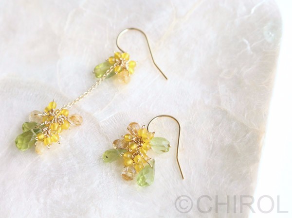 アシンメトリーの黄色い花と ペリドットの ピアス/ 14kgf