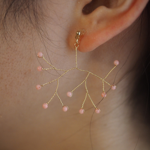 14Kgf 染めピンク珊瑚の小枝イヤリング ピアス＜ヨコ＞ ピアス（フック