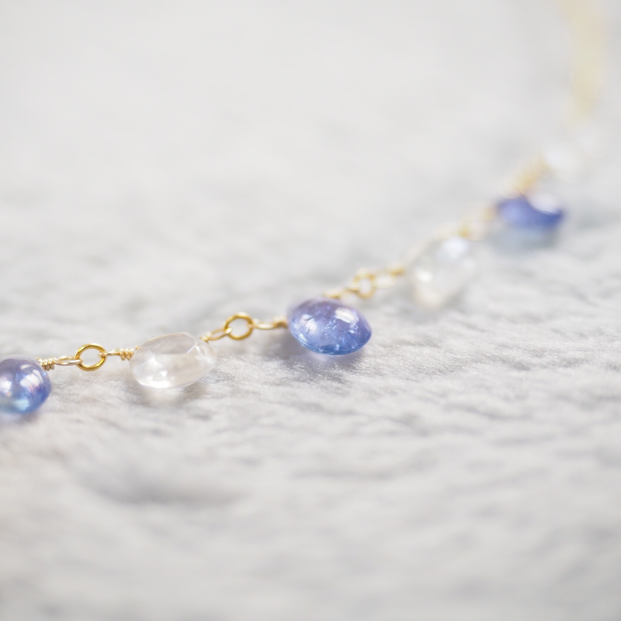 タンザナイト＋ホワイトラブラドライト ペアシェイプ＆マロンネックレス