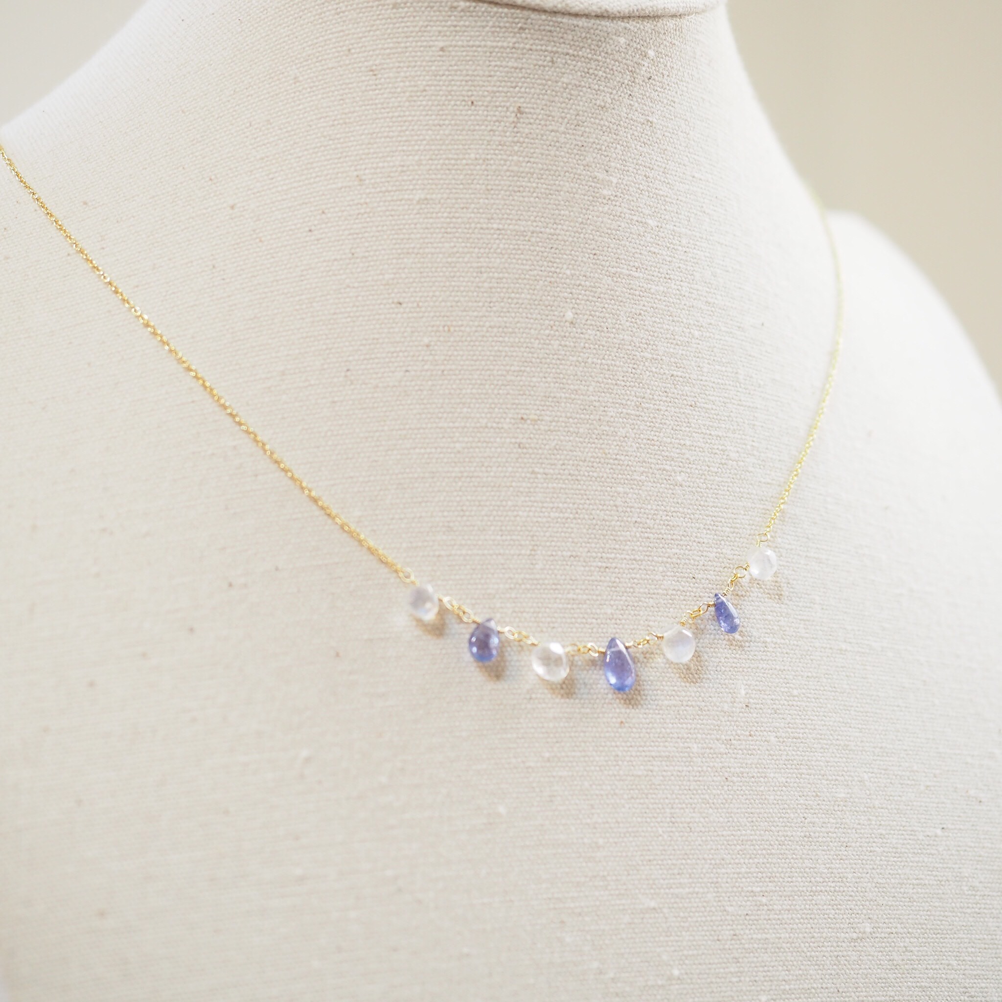 タンザナイト＋ホワイトラブラドライト ペアシェイプ＆マロンネックレス