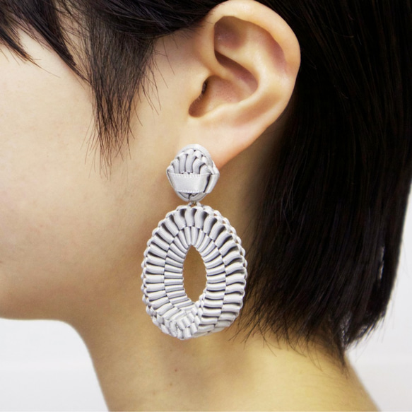 Mobius /  Pierced Earrings    Gray   ピアス 2枚目の画像