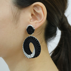 Mobius /  Pierced Earrings    Black ピアス 2枚目の画像