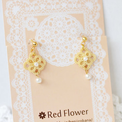 聖誕節*花卉和 珍珠 樹脂耳環 淡 黄色 花边 第1張的照片