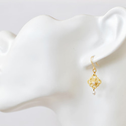 聖誕節*花卉和 珍珠 樹脂耳環 淡 黄色 花边 第3張的照片