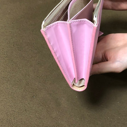 桜色　ピンク色の　本ヌメ革ラウンドファスナー長財布 3枚目の画像