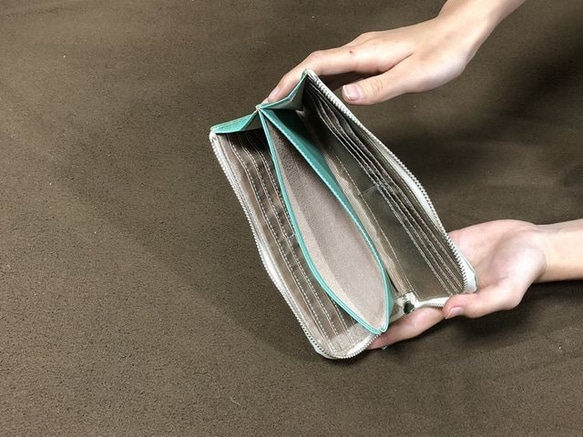 パステル系の明るいターコイズカラーの　本ヌメ革ラウンドファスナー長財布 2枚目の画像