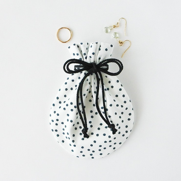 モノトーンのランダムドット柄 仕切り付きミニ巾着ポーチ 巾着袋
