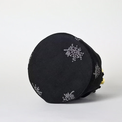 フラワー刺繍のコーデュロイ（ブラック）　丸底ポンポン巾着ポーチ 3枚目の画像