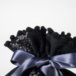フラワー刺繍のコーデュロイ（ブラック）　丸底ポンポン巾着ポーチ 4枚目の画像
