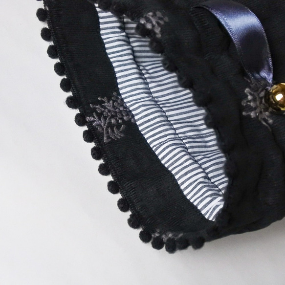 フラワー刺繍のコーデュロイ（ブラック）　丸底ポンポン巾着ポーチ 6枚目の画像